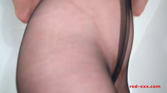 Red XXX en 'Gusset Ripper!'