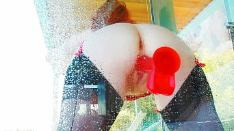 Red XXX en 'Time For A Cold Shower!'